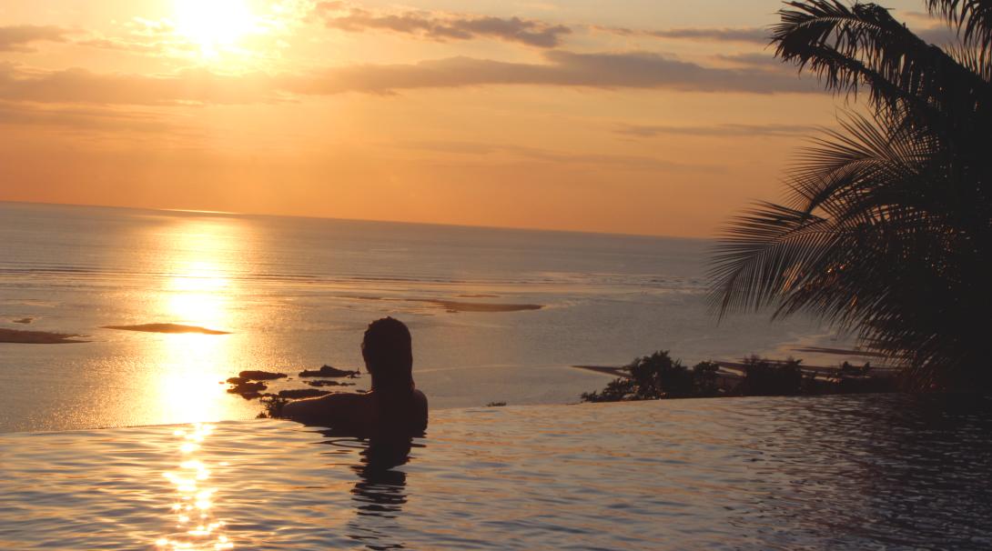 Projects Abroad volunteer spends her free time admiring the beauty of Costa Rica. Volunteer enjoys the sunset in a pool in Costa Rica.